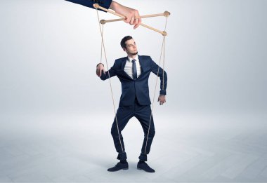 Büyük bir el tarafından Kurşunlu kukla işadamı