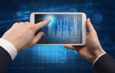 Tablet kullanma ve mali rapor kavramı kontrol el