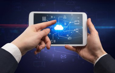 Tablet bulut office konseptiyle ilk kişi görünümü