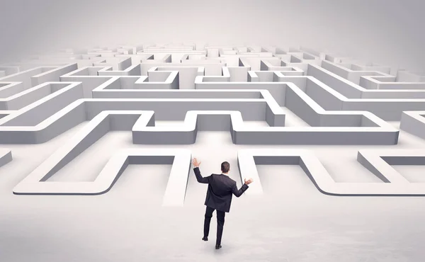 Affärsman börjar en platt 3d labyrint — Stockfoto