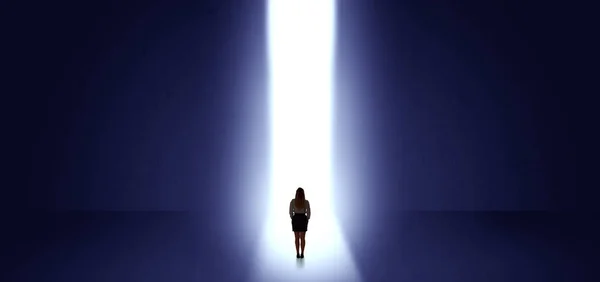 Vrouw zien het licht aan het einde van iets — Stockfoto