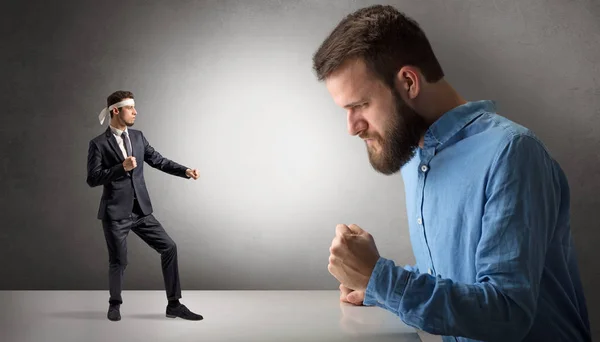 Hombre gigante gritándole a un pequeño hombre de karate —  Fotos de Stock