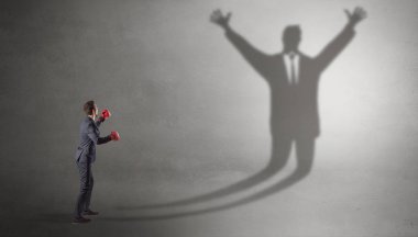 İş adamı silahsız işadamı gölge ile mücadele