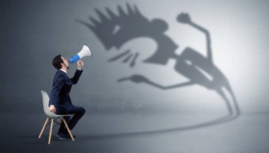 İşadamı pazarlık canavarı gölgeli