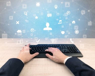 Sosyal Medya Icons çevresinde yazarak zarif işadamı el