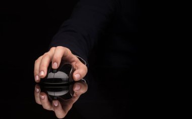 Koyu arka plan üzerinde fare kullanarak ele