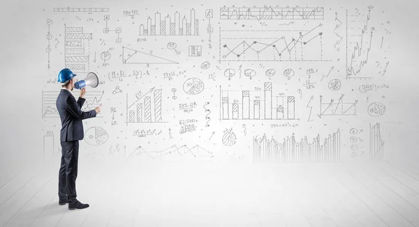 Ingenieur holding een plan en permanent met grafieken, diagrammen en rapporten op de achtergrond — Stockfoto