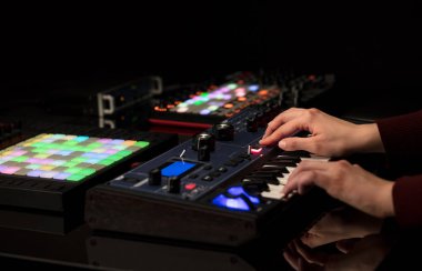 Karıştırma müzik MIDI denetleyicisi üzerindeki el