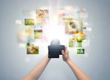 El yaşam olayları digital fotoğraf makinesi ile yakalar.