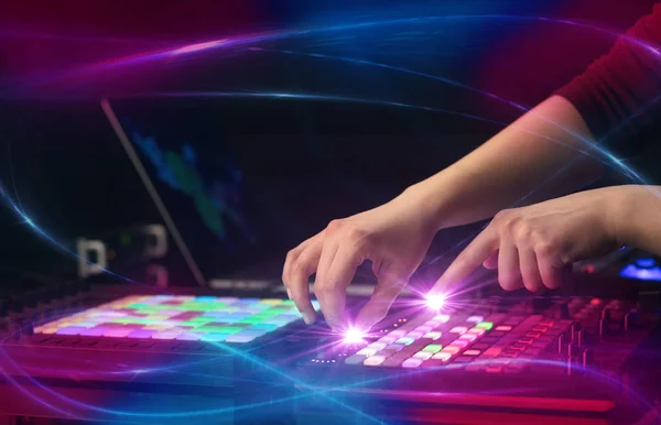 Mixen van muziek op midi-controller met Golf vibe concept — Stockfoto