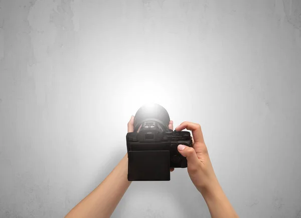 Hand photo shooting an empty grey wall — Stock Photo, Image