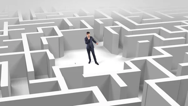 Affärsman som står i mitten av en labyrint — Stockfoto