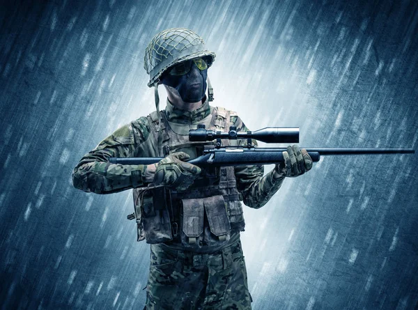 Soldat som står i regnigt väder — Stockfoto