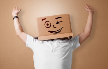 Mutlu karton kutu yüzü olan genç adam