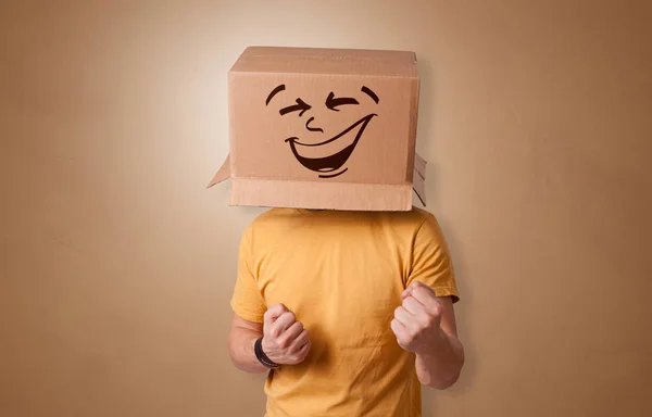 Jeune garçon avec heureux visage de boîte en carton — Photo