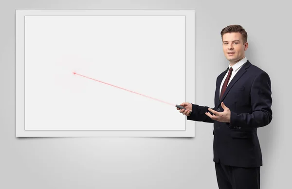 Zakenman met laserpointer en copyspace witte blackboard — Stockfoto