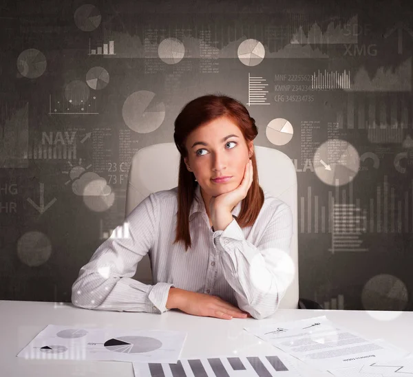 Manager bij het maken van rapporten en statistieken met schoolbord achtergrond Bureau — Stockfoto