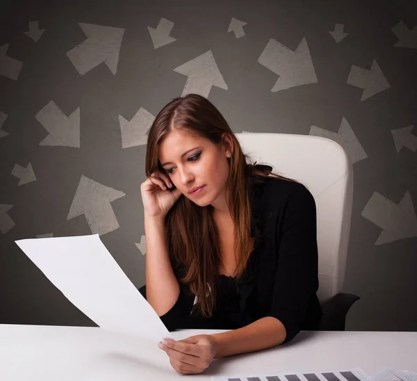 Gerente en frente del escritorio de la oficina con concepto de dirección — Foto de Stock