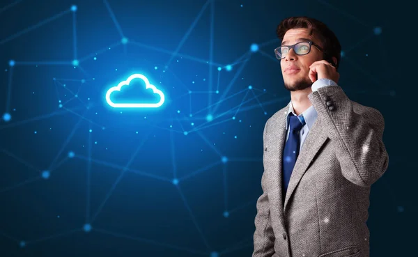 Person telefoniert mit Cloud-Technologie-Konzept — Stockfoto