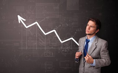 Artan grafik kavramı ile duran kişi