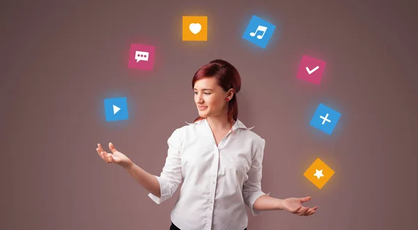 Osoba žonglovat s ikony aplikací — Stock fotografie