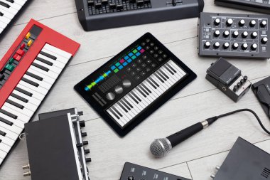 Tablet ve müzik aleti kavramı üzerinde piyano app