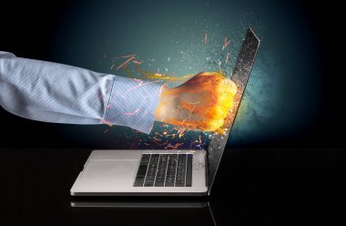 Güçlü dizüstü ekran vurmak kol