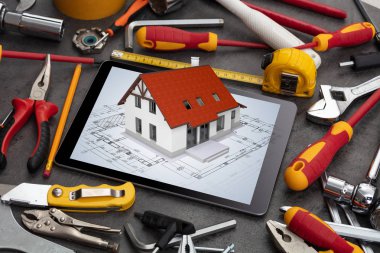 Tablet ve araçları 3d ev planı kavramı ile