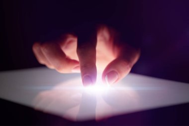 Tablet koyu arka plan ile dokunmadan parmak