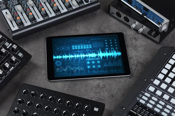 Instrumenty muzyczne i tablet z aplikacji nagrywania — Zdjęcie stockowe