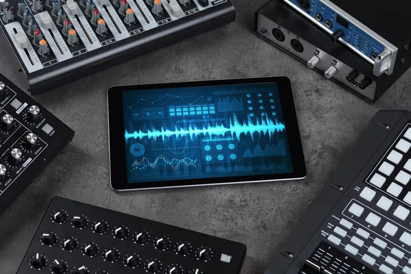 Instrumentos de música e tablet com aplicativo de gravação — Fotografia de Stock