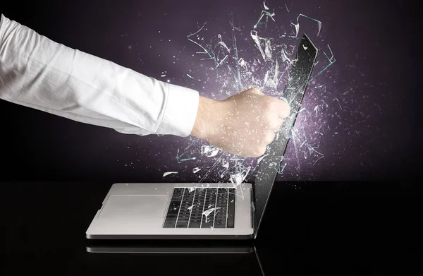 Hand raken laptop scherm scherm — Stockfoto