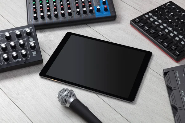 Tablet e instrumentos de música electrónica —  Fotos de Stock