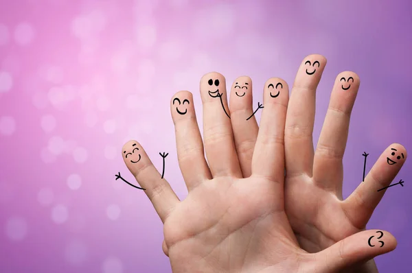 Щасливі маленькі пальці посміхаються і звисають разом — стокове фото
