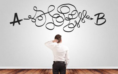 Bir duvarın önünde duran süre çözüm arayan iş adamı