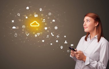 Bulut teknoloji kavramı ile telefon kullanan kişi