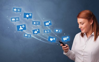 Sosyal medya kavramı ile telefon kullanan genç kişi