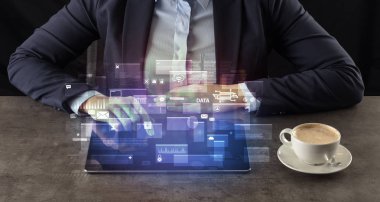 İş kadını tablet genel veritabanına konsepti ile çalışma