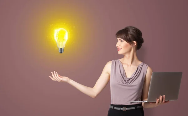 Persona che presenta il nuovo concetto di idea — Foto Stock