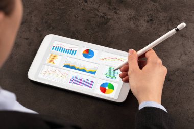 İş kadını tablet raporlarda yapma