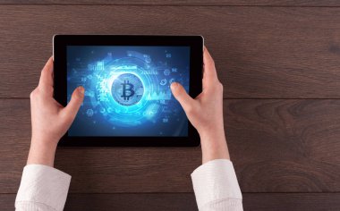 El tablet cryptocurrency konsepti ile çalışma