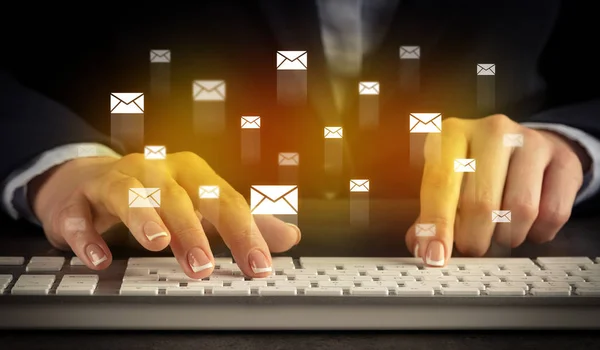 Mujer escribiendo en el teclado con iconos de chat alrededor — Foto de Stock