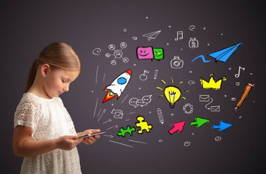 Kız holding tablet uygulamaları kavramı ile