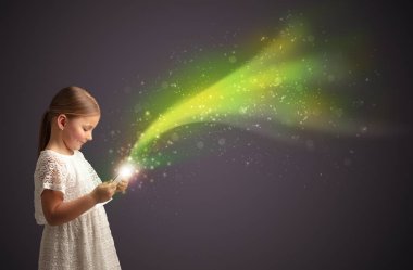 Köpüklü tablete oynayan küçük çocuk