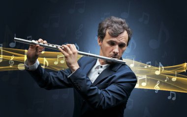 Müzisyen flüt notları ile oynamaya