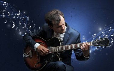 Yalnız besteci gitar çalmaya