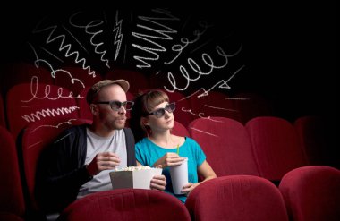 Sinemada film izleyen sevimli bir çift. 