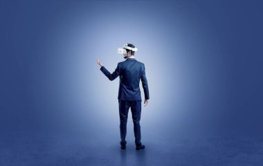 İşadamı vr gözlük ile boş bir odada