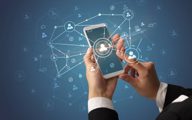İnsanlar kavramı bağlanmak için Smartphone kullanarak ele