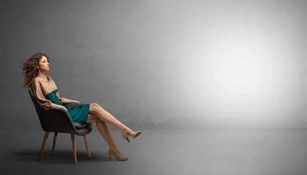 Mujer elegante modelando en un estudio vacío — Foto de Stock